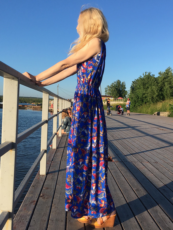 На берегу в синем платье от OlgaYarygina