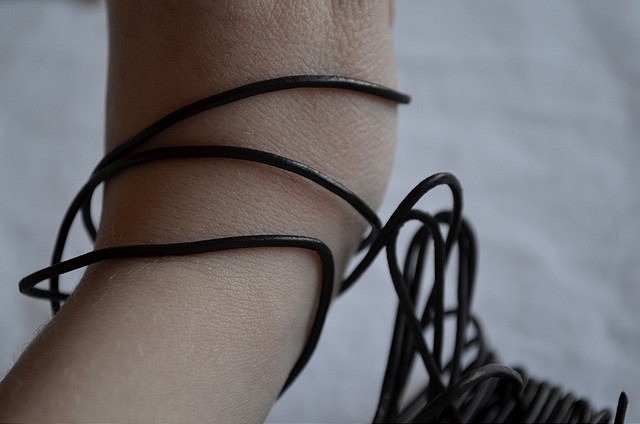 Шнурки и браслеты из кожи своими руками – от простого к необычному