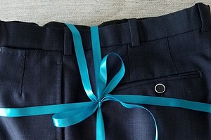 Как подшить брюки: обработка низа брюк брючной тесьмой