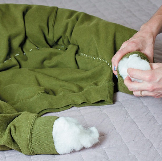 Как сделать лежанку для кошки из свитера своими руками