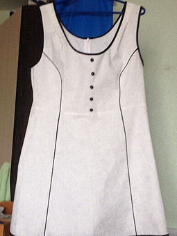 Белое платье из хлопка с контрастной отделкой