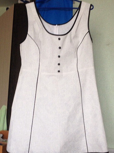 Белое платье из хлопка с контрастной отделкой от Jennifer_N