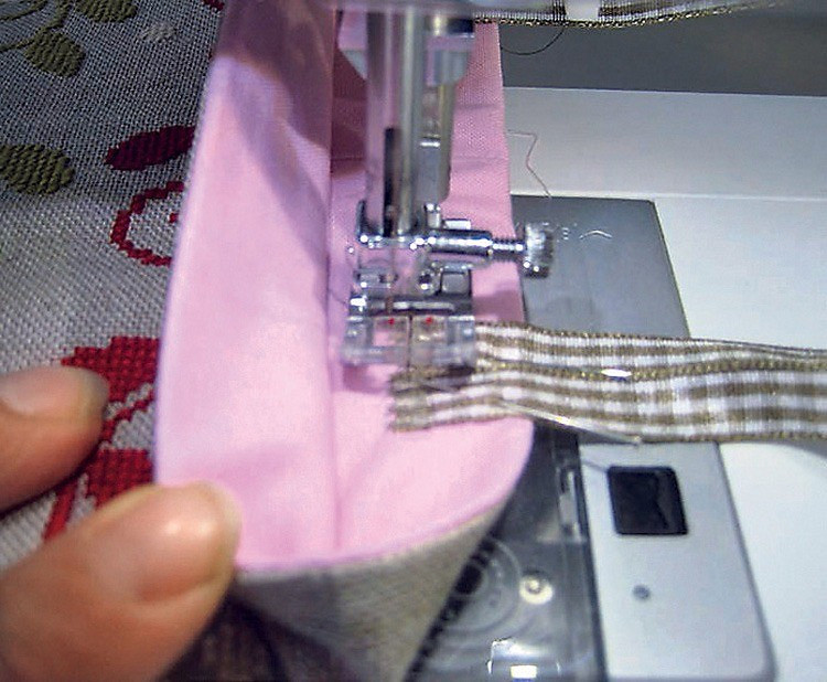 Как сшить сумочку с вышивкой для рукоделия