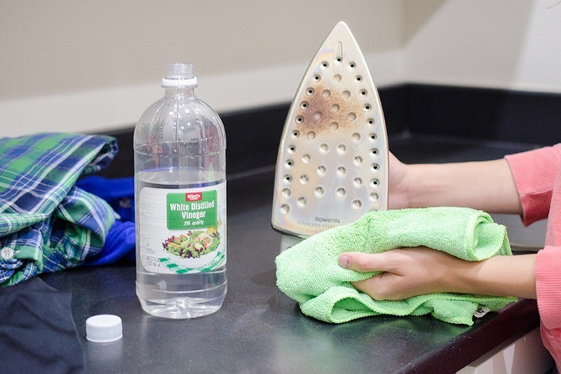 Как почистить утюг от пригоревшей ткани