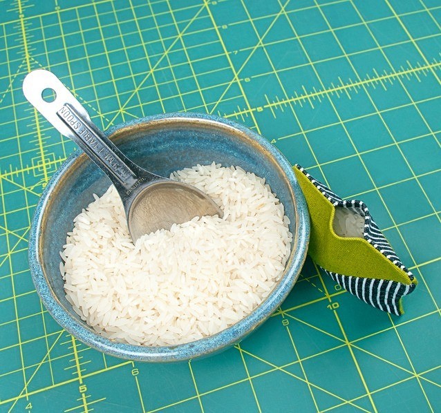 Рисовые или солевые грелки для рук: 6 идей с инструкциями