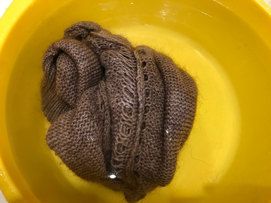 Как сделать колючий шерстяной свитер мягким и нежным