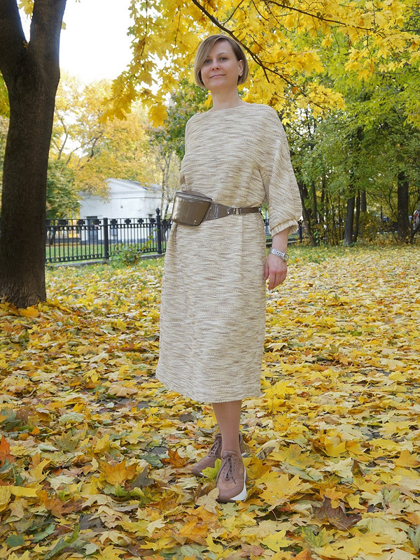 На ковре из желтых листьев в платьице простом от Оксана Георгиевна