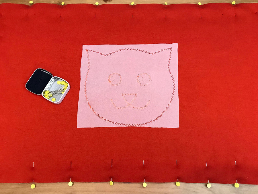 Портрет кота: теплая лежанка с машинной вышивкой