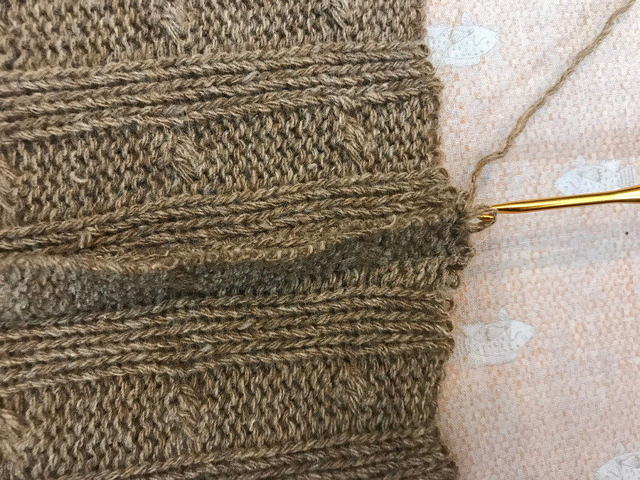 Обработка припусков швов в изделии из объемного вязаного трикотажа