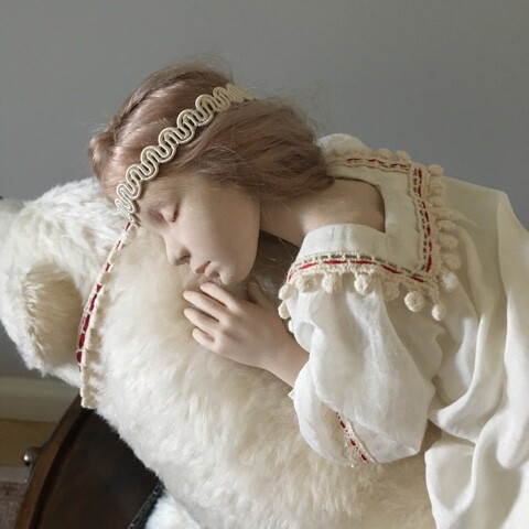 Фарфоровая кукла «Девочка на медведе» от bebeka