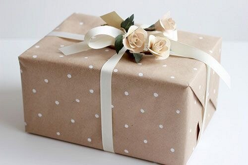Упаковочная бумага для подарков своими руками: 10 простых и эффектных идей + инструкции
