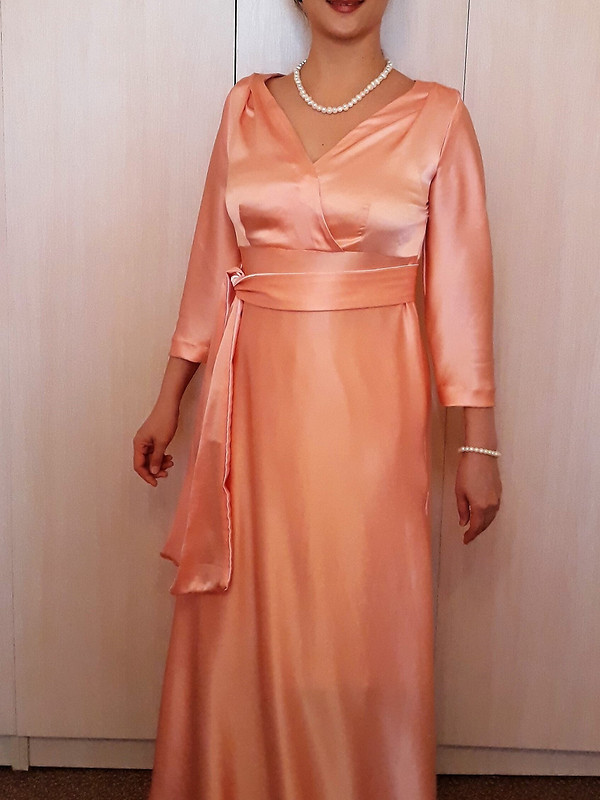 Платье из персикового атласа от HappyDanara