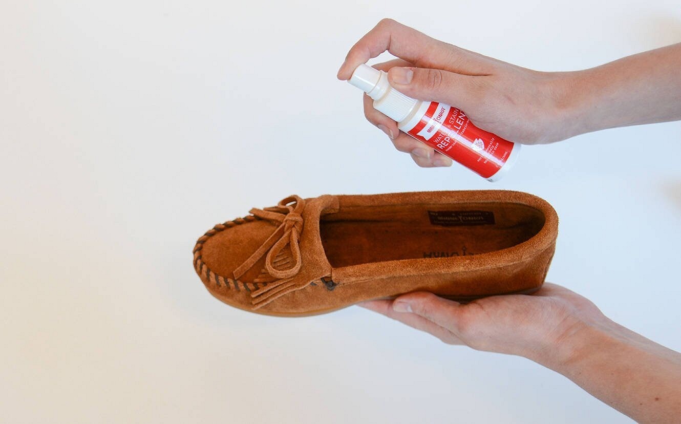 Как правильно ухаживать за замшевой обувью