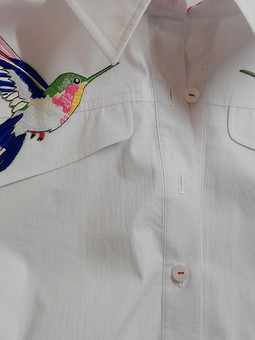 Белая блузка с птичками 