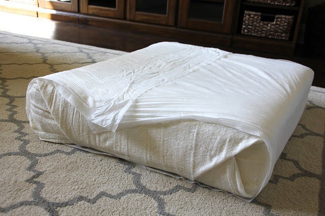 Лайфхак: как вернуть упругость диванным подушкам