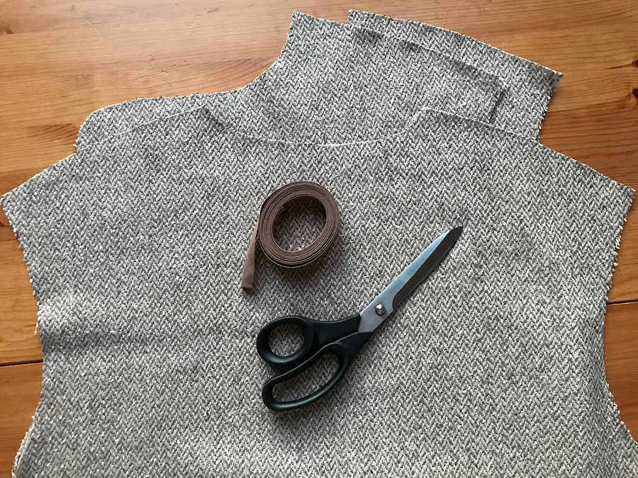 Пальто из двухсторонней шерстяной ткани: особенности обработки припусков и срезов