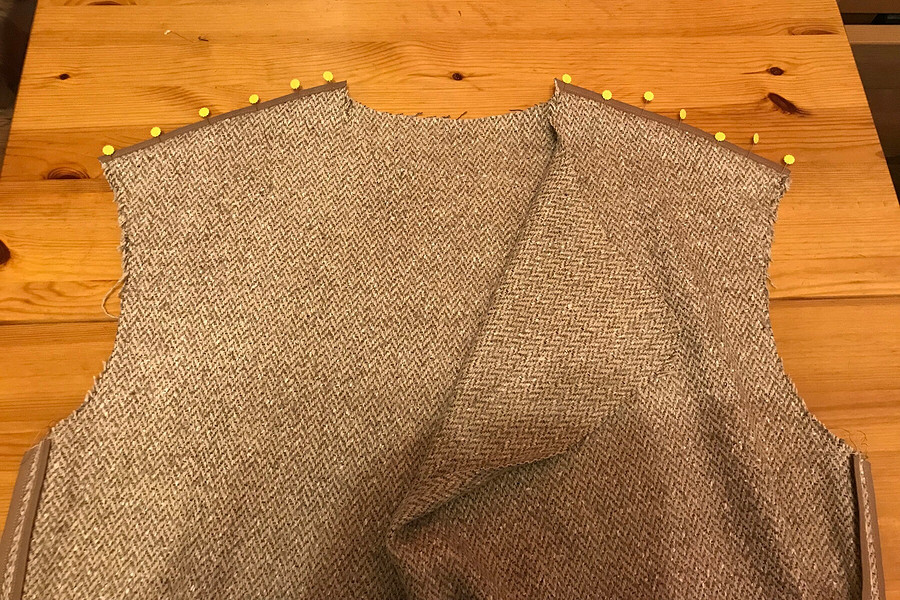 Пальто из двухсторонней шерстяной ткани: особенности обработки припусков и срезов