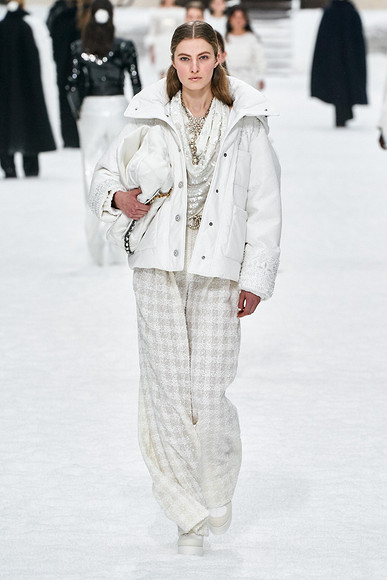 Гардения на снегу: последняя коллекция Карла Лагерфельда для Chanel