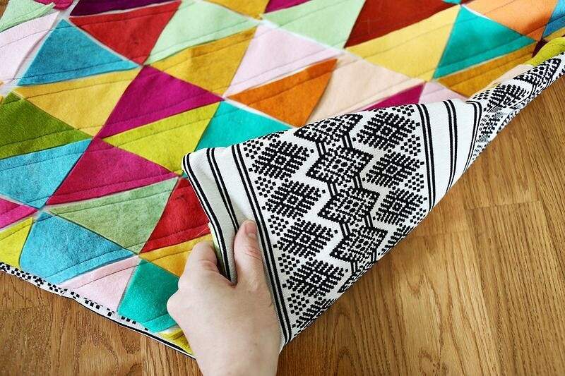 Декоративная подушка с аппликацией из разноцветных треугольников: мастер-класс
