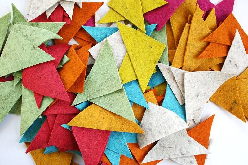 Декоративная подушка с аппликацией из разноцветных треугольников: мастер-класс