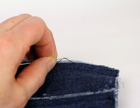 Как сшить наволочку для декоративной подушки из старых джинсов с «ёлочкой» из лоскутков