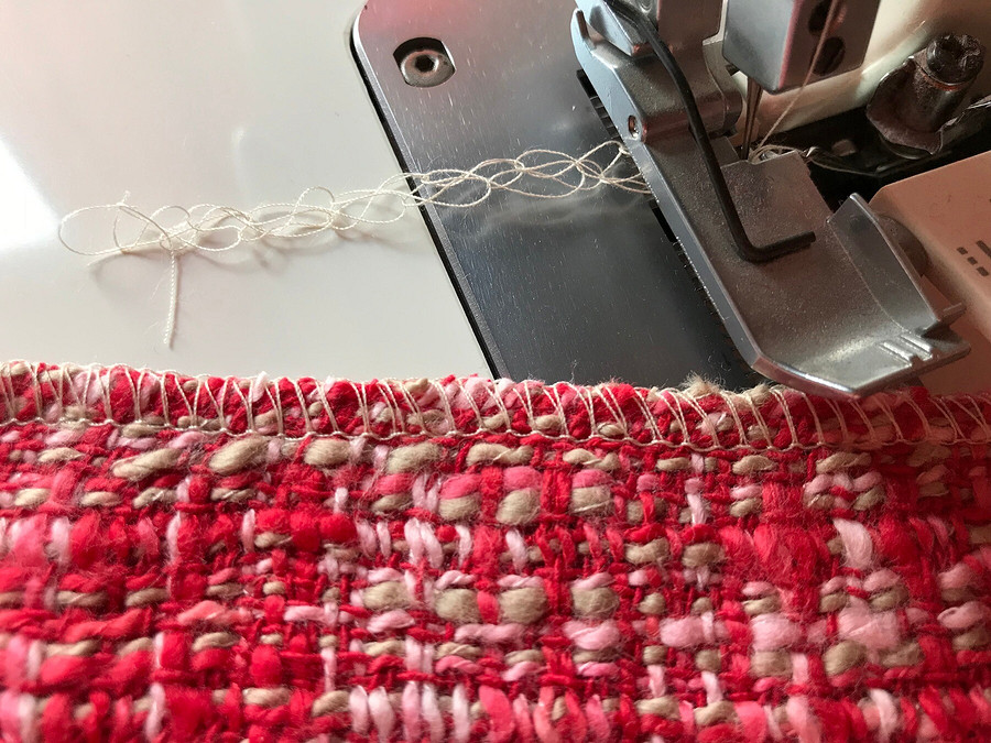 Обработка сыпучих тканей на оверлоке