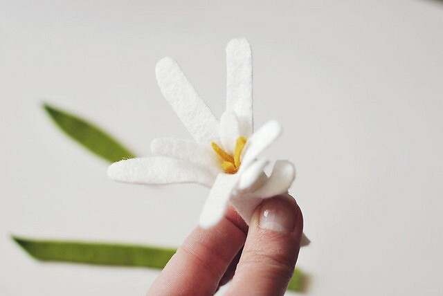 Брошь-цветок из фетра за полчаса своими руками — BurdaStyle.ru