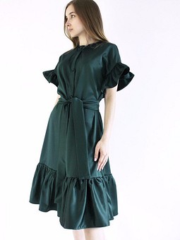 Работа с названием Зеленое платье с оборками из плотного атласа