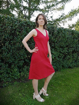 Красное платье из льна