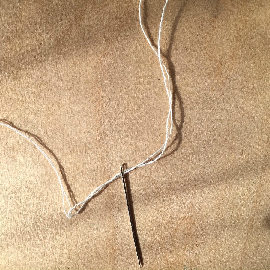 Лайфхак: как вдеть толстую нитку в иголку с помощью тонкой