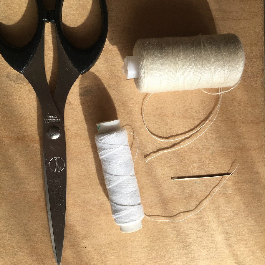 Лайфхак: как вдеть толстую нитку в иголку с помощью тонкой
