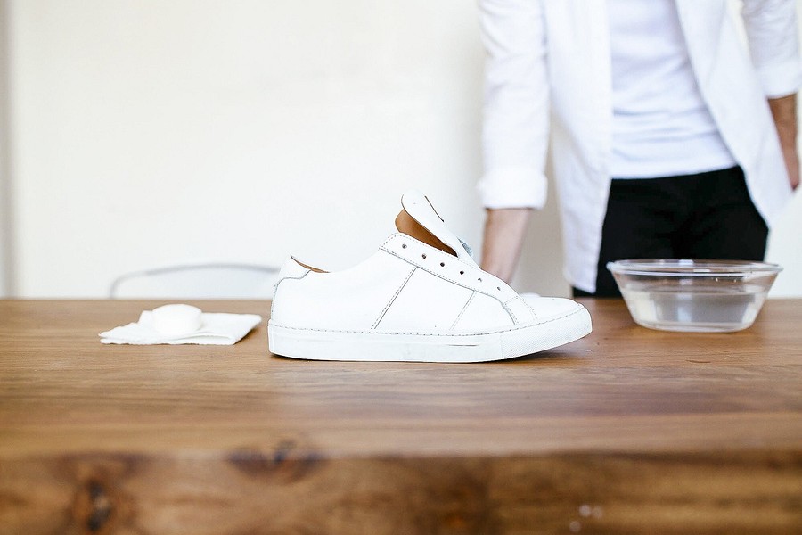 Как сохранить кроссовки белыми: 10 советов и лайфхаков