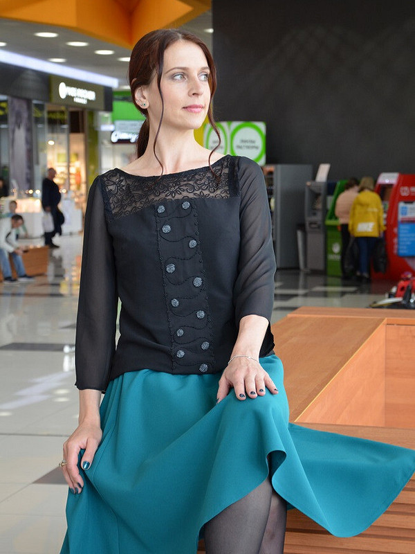 Блузка с ручной вышивкой и изумрудная юбка. от Анастасия Золотая