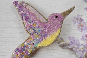 Создаем брошь «Сиреневая колибри»: сочетание вышивки и бисера