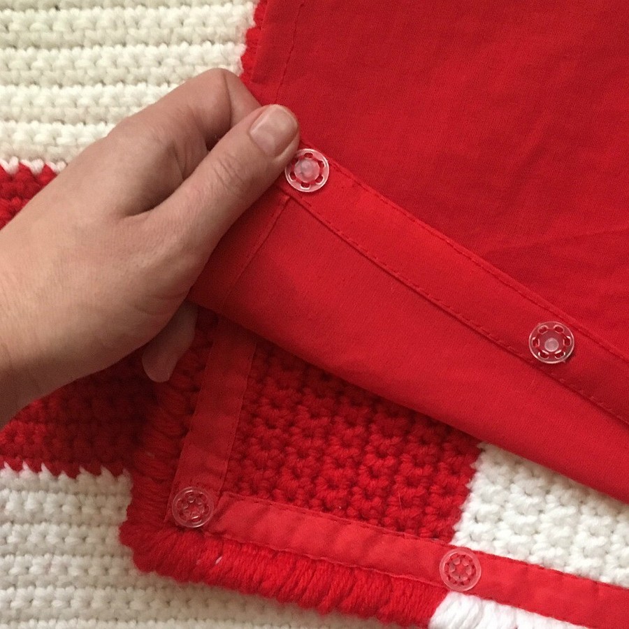 Идея: подкладка на кнопках для вязаного одеяла или пледа
