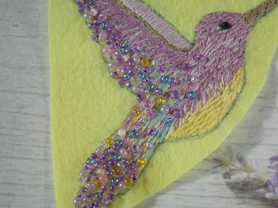 Создаем брошь «Сиреневая колибри»: сочетание вышивки и бисера