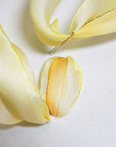 Мастер-класс по вышивке лентами: букет с жёлтым тюльпаном