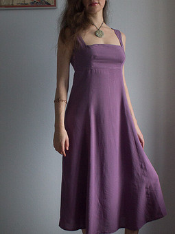Фиолетовое платье с летящей юбкой