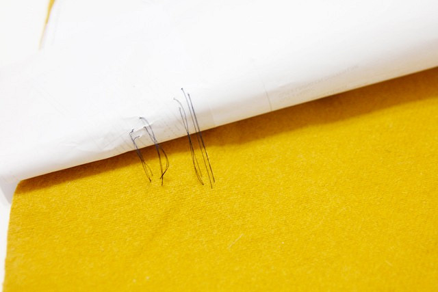 Лайфхак: перенос меток с выкройки на ткань с помощью нитки