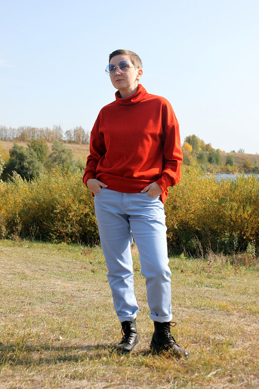 Разбеленные джинсы и пара ярких свитеров от ИриSка