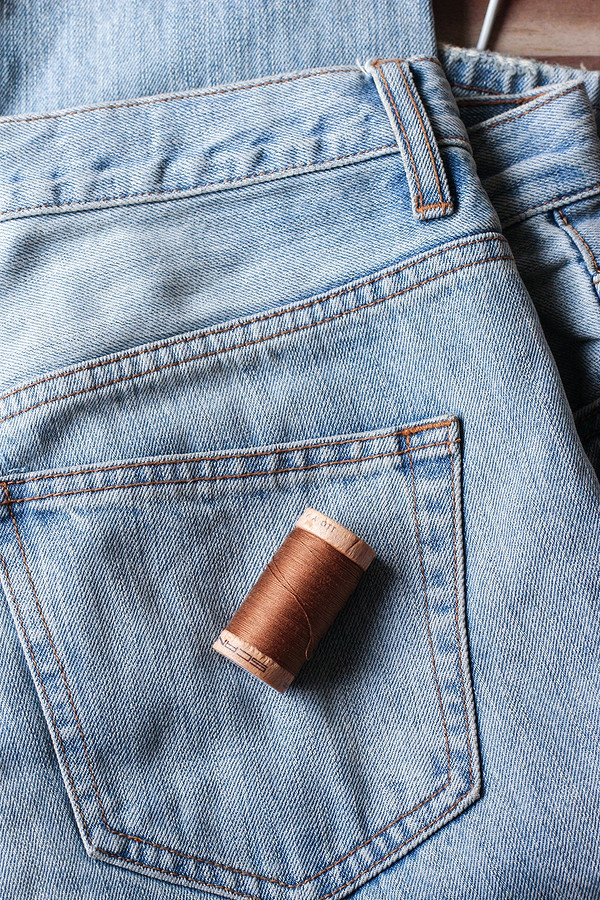 Почему стоит перестать выбрасывать старые джинсы