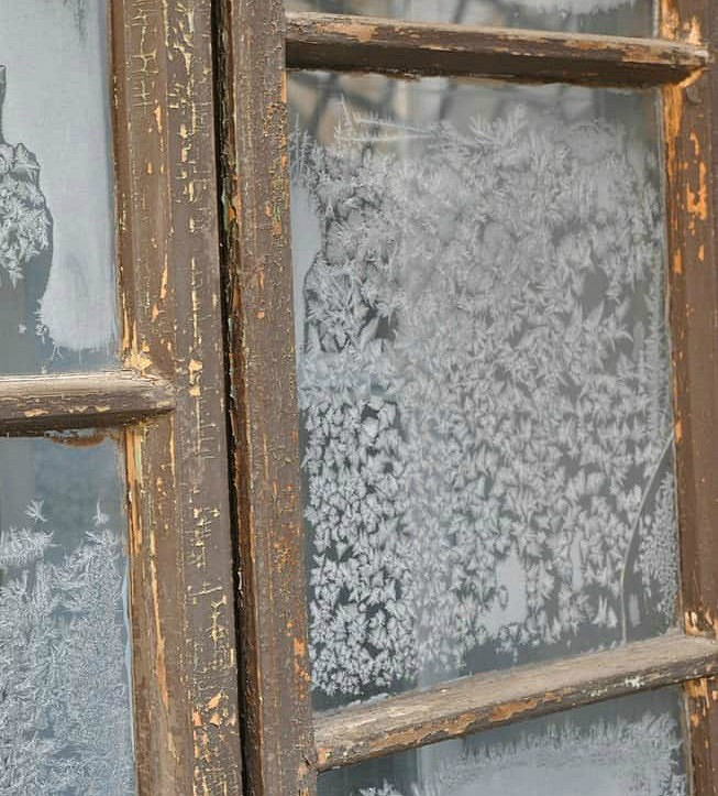 Новогодний декор: как украсить окно — 10 необычных идей с инструкциями
