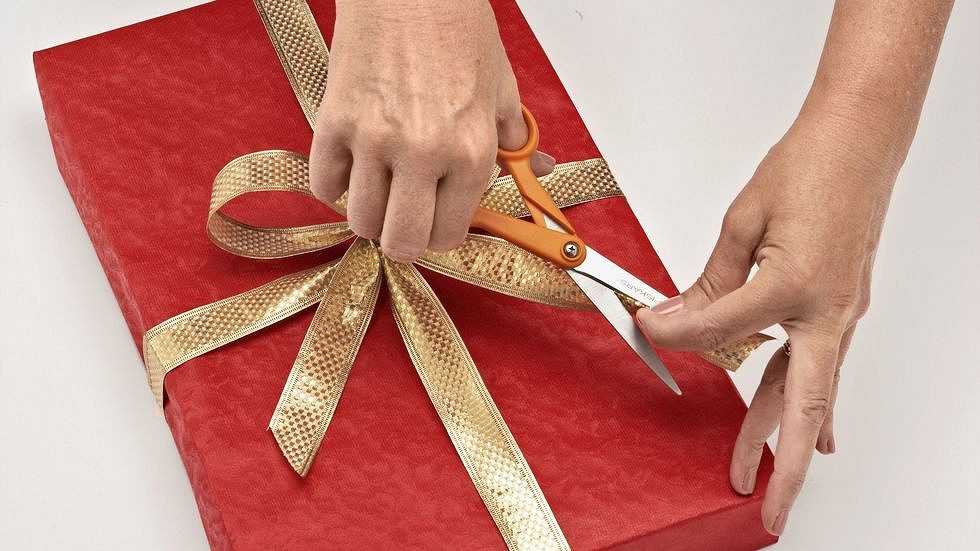 как упаковать подарок в бумагу: пошаговая инструкция