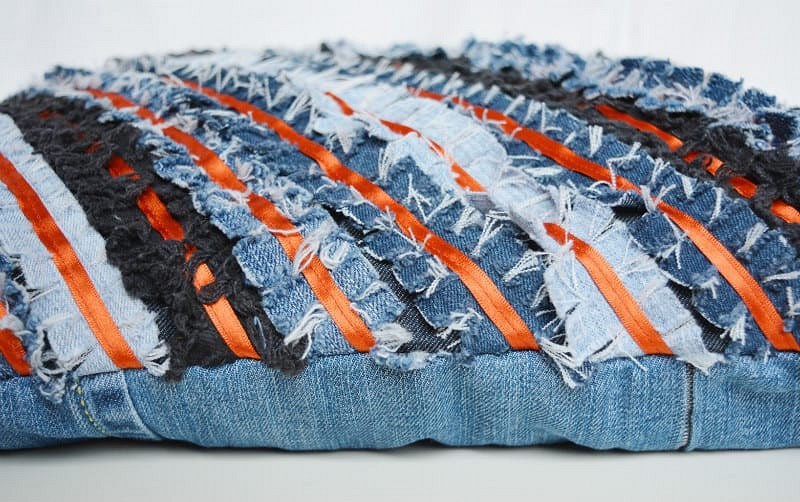 Идея: фактурная подушка из старых джинсов