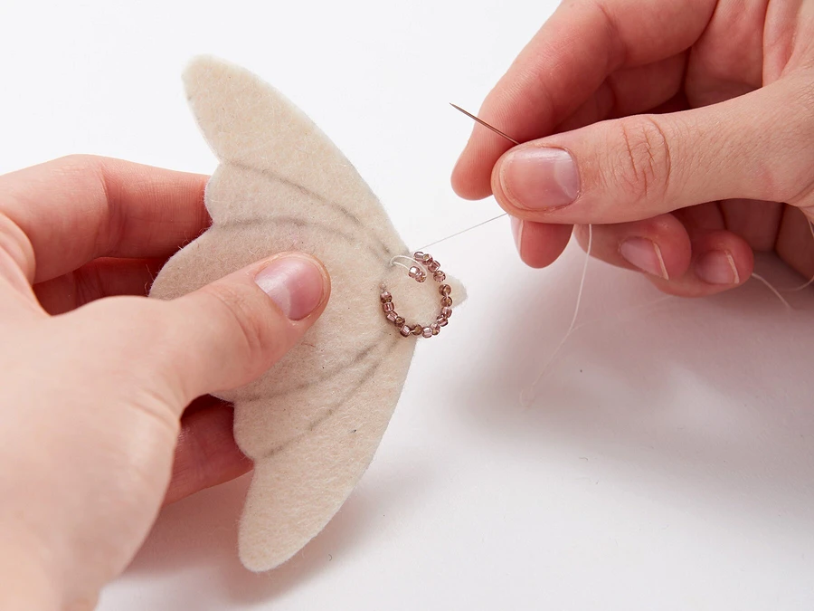 Бабочка-мотылёк: брошь из бисера и пайеток своими руками