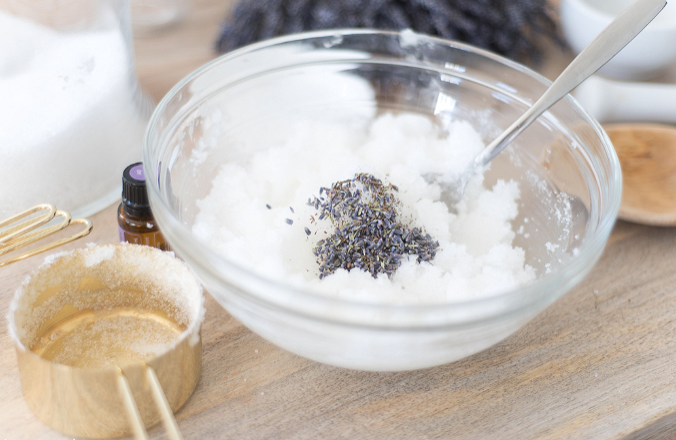 Морская соль вместо скраба: полезные свойства и готовый рецепт