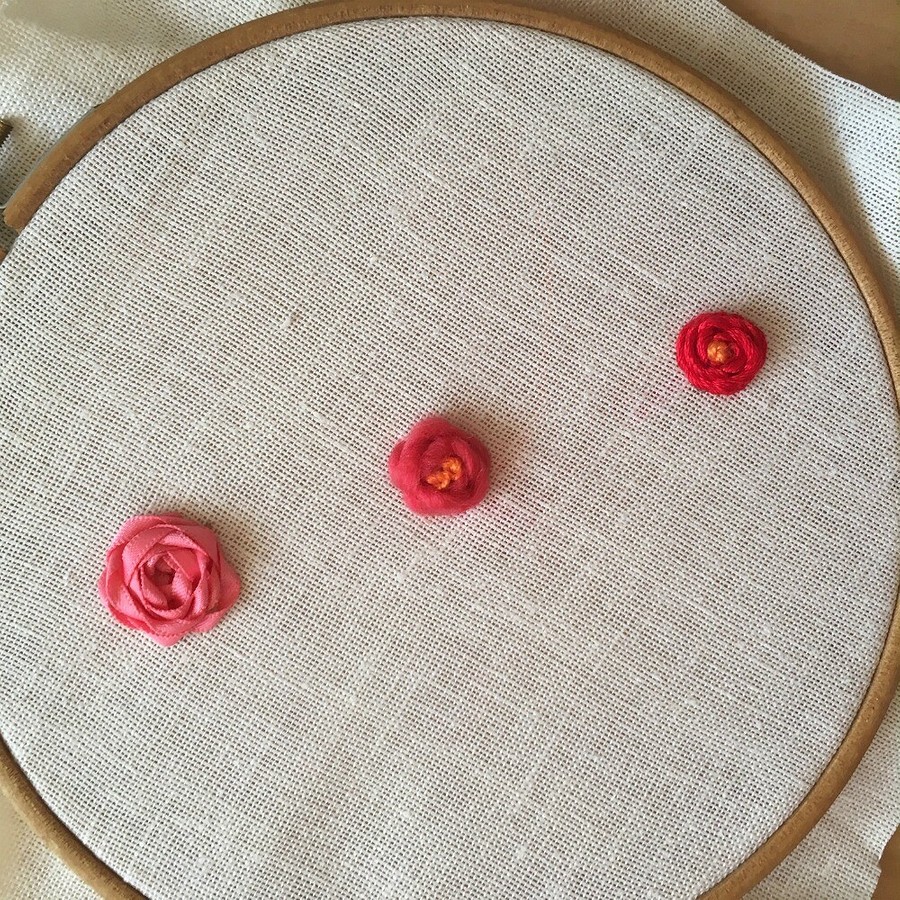 Вышивка розы из узелка и собранной ленты