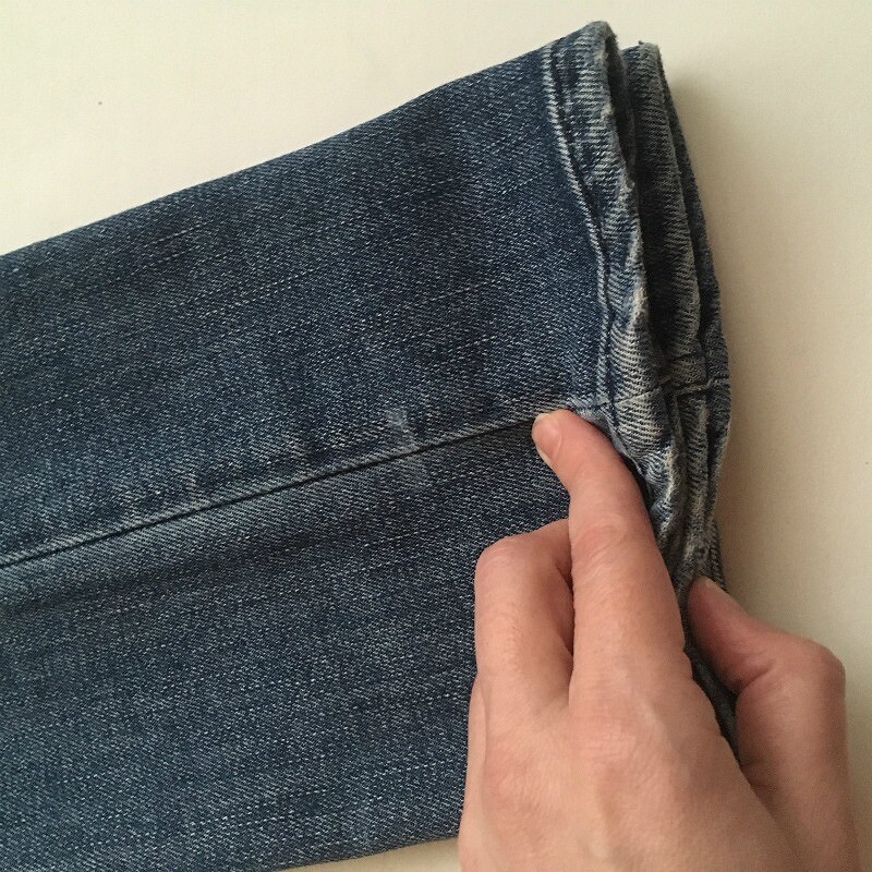 Как правильно подшить джинсы с сохранением низа. Подгиб брюк. Укорачивание джинсов. Подгиб джинсов. Низ джинсов.