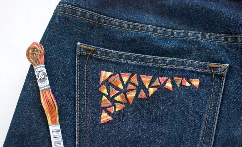 Рваные джинсы со вставками из красивой ткани
