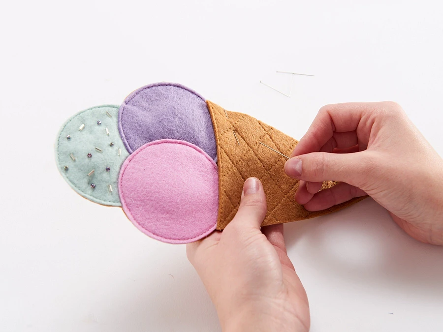 Мини-формат: чехол-мороженое для маленьких ножниц детали, «мороженого», из фетра, приколоть, кружок, выполнить, «рожка», к основной, в крайЗатем, бисером, расшить, можно, шарики, 4При желании, и розовыйШАГ, лиловый, проложить, образом, таким же, притачать